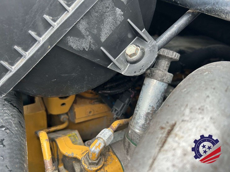 2005-chevrolet-c7500-fuel-&-lube-truck-image-20