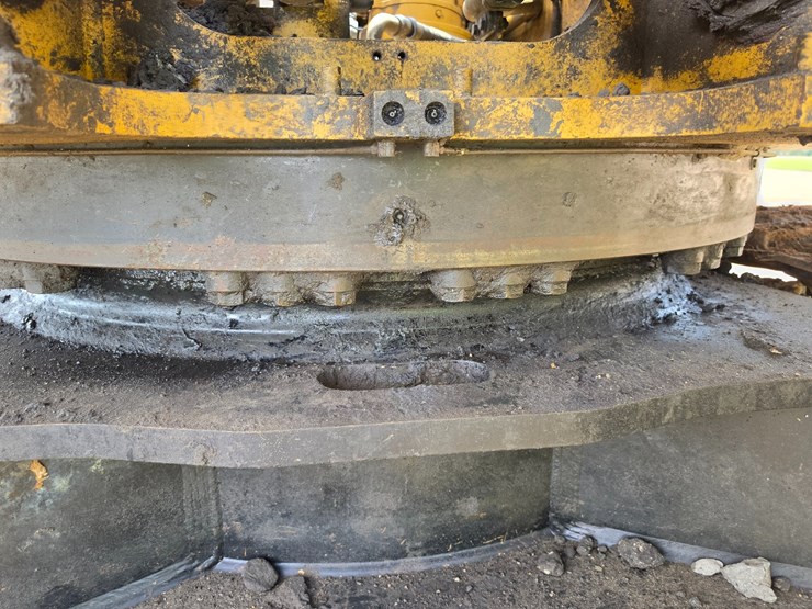 2023-caterpillar-374-image-114