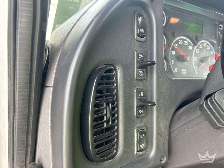 2016-freightliner-m2-106-image-12