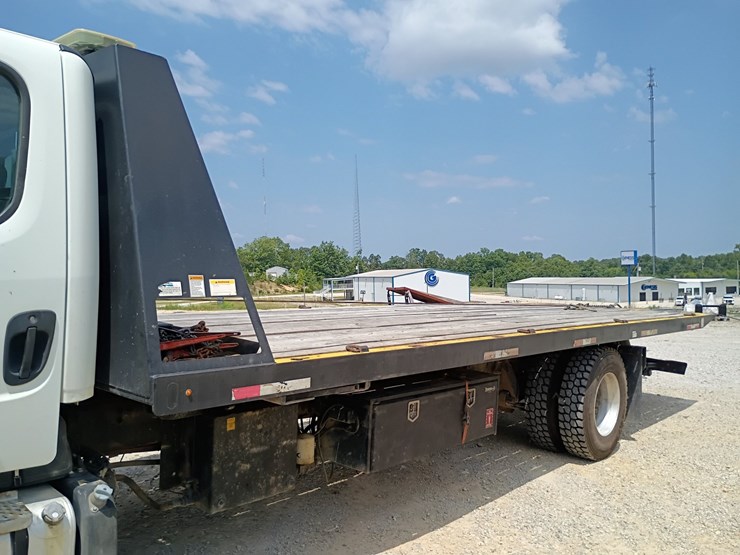 2013-freightliner-m2-106-image-82