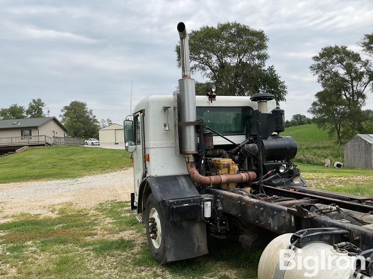 2004-peterbilt-320-image-9