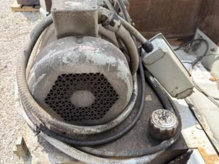 trash-compactor-image-8