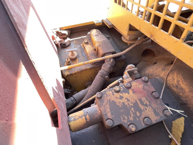 #2002-•-v30b-forklift-image-23