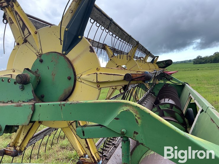 john-deere-220-image-11