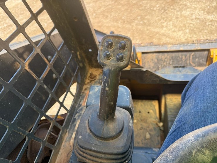 2021-deere-317g-image-23