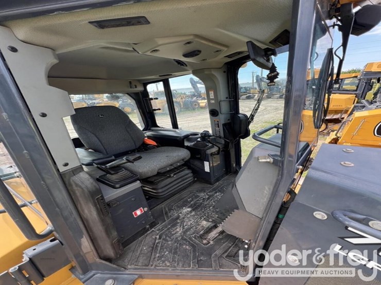 2023-deere-750l-image-6