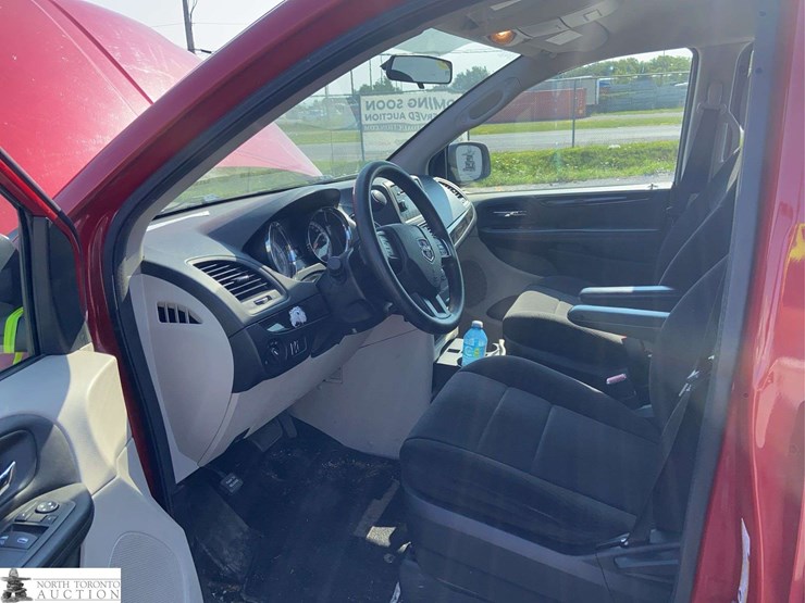 2013-dodge-grand-caravan-sxt-image-11