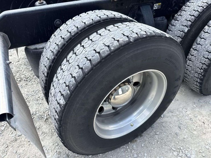 2014-kenworth-t680-image-15
