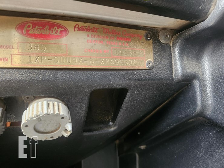 1999-peterbilt-385-image-42