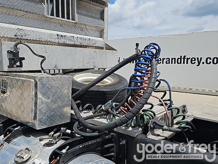 2018-peterbilt-567-image-22
