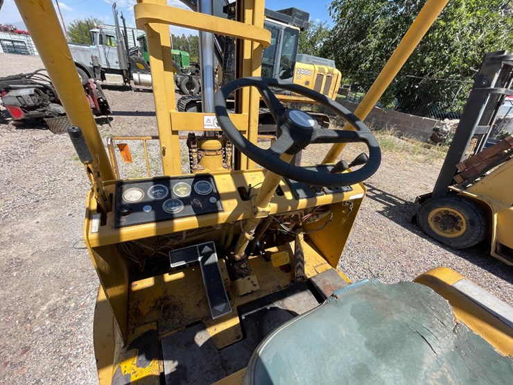 #2001-•-v30b-forklift-image-22