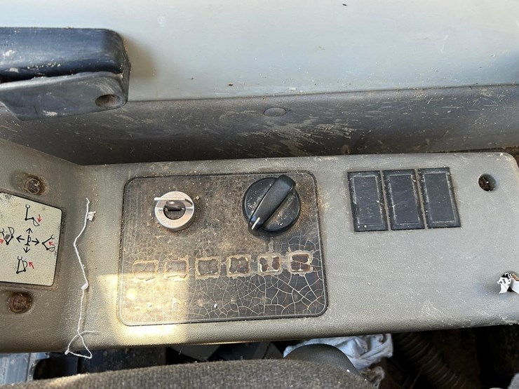 2003-hyundai-robex-210-lc-7-image-28