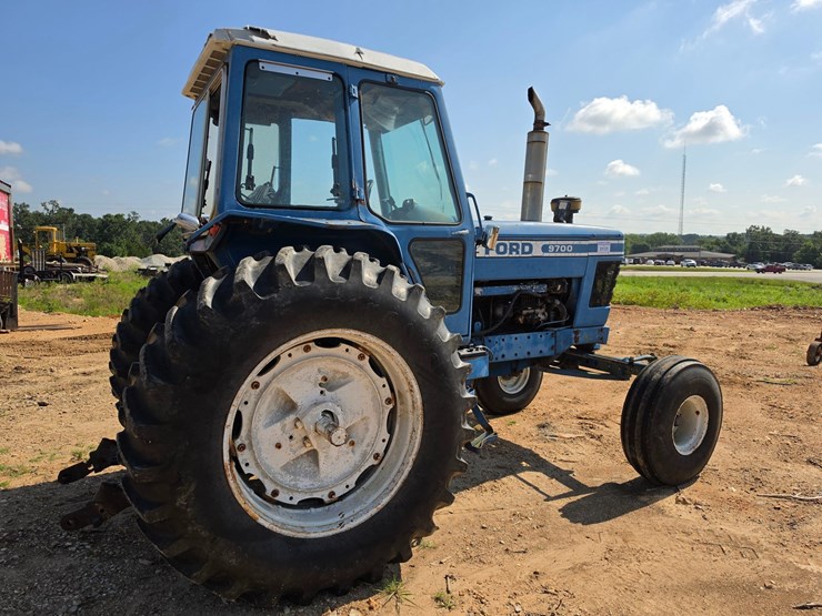 1977-ford-9700-image-8