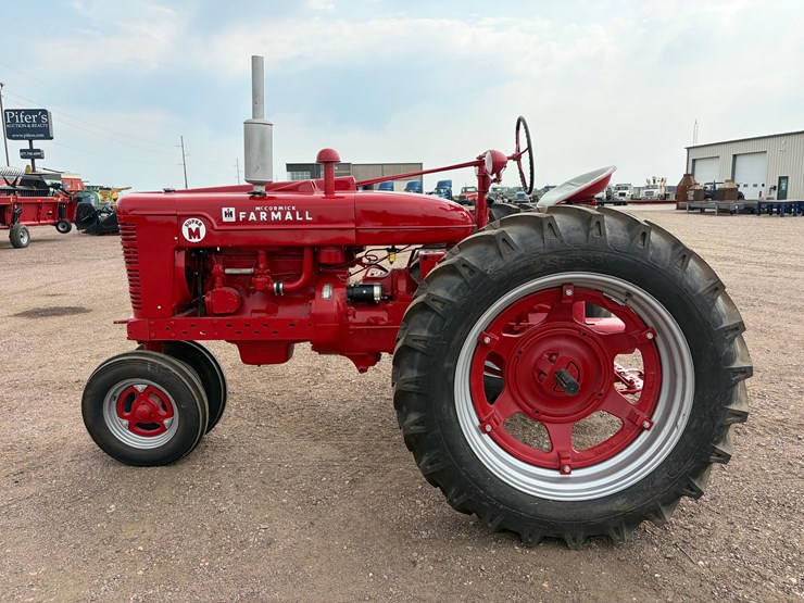 1952-farmall-super-m-tractor-image-11