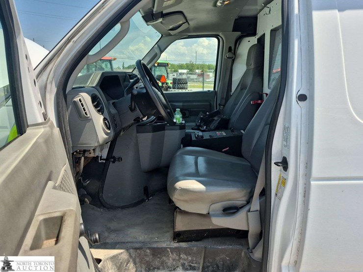 2014-ford-cargo-image-13