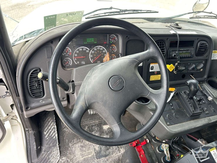 2019-freightliner-m2-106-image-39
