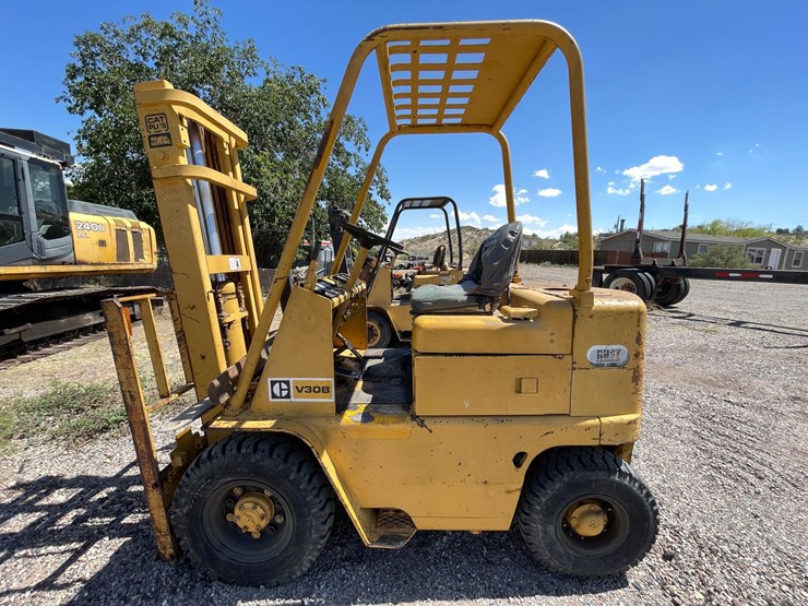 #2001-•-v30b-forklift-image-39
