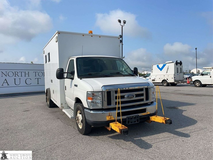 2014-ford-cargo-image-3