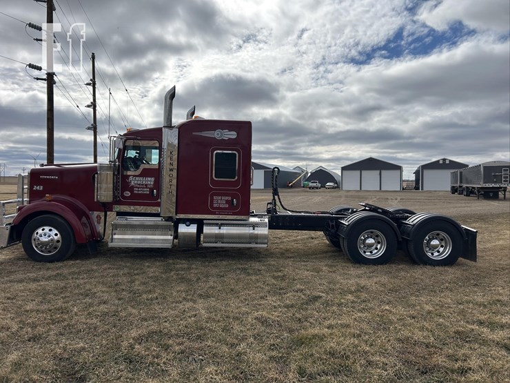 2025-kenworth-w900-image-9