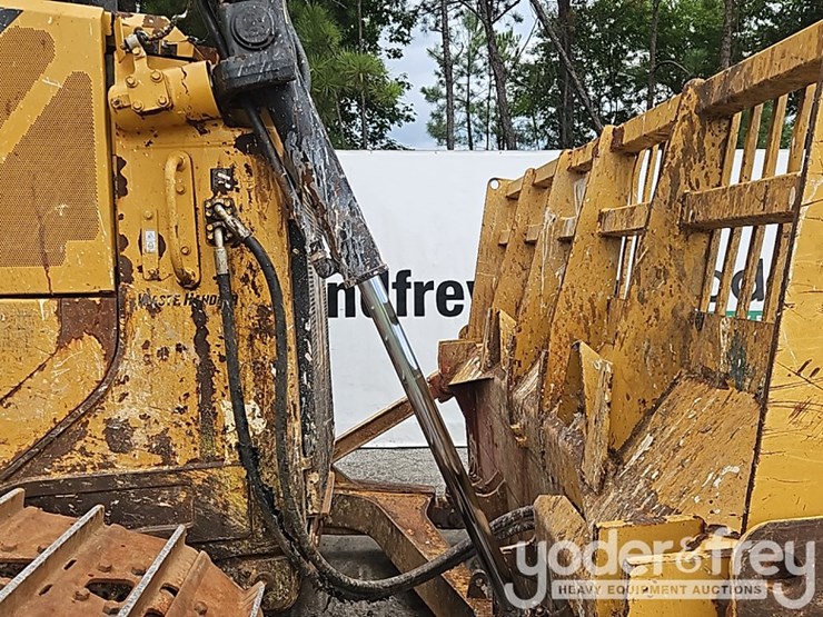 2014-caterpillar-d6t-image-14