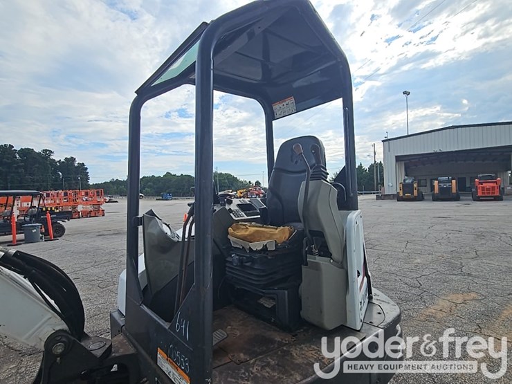 2016-bobcat-e32-image-36