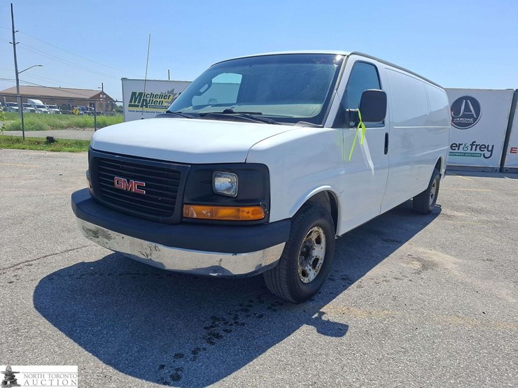 2017-gmc-savana-cargo-van-image-1