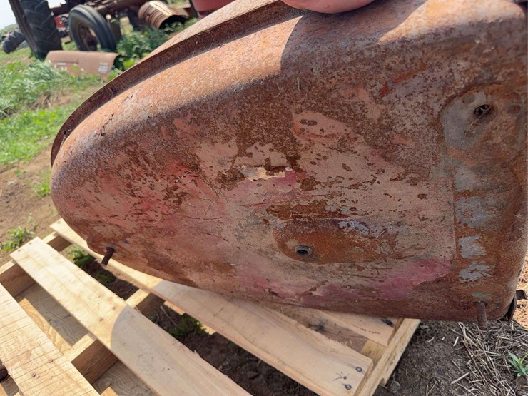 farmall-grille,-hood,-and-fuel-tank-image-8