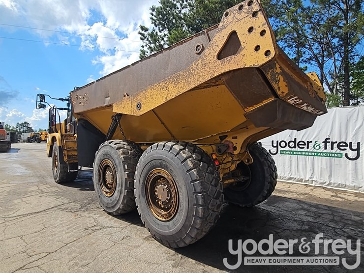 2021-caterpillar-730-image-3