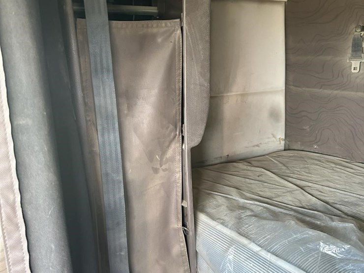2012-volvo-vnl64t670-image-26