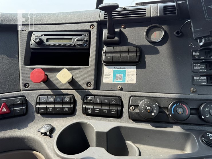 2013-freightliner-cascadia-113-image-42