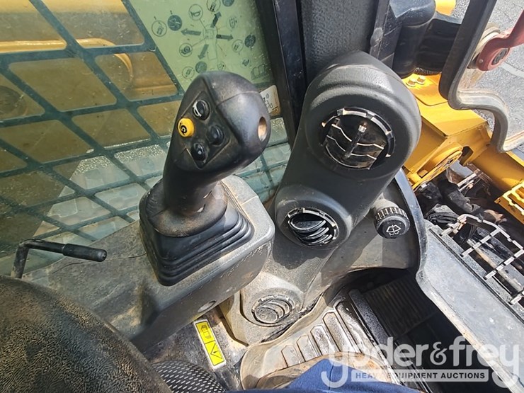 2020-caterpillar-279d3-image-27