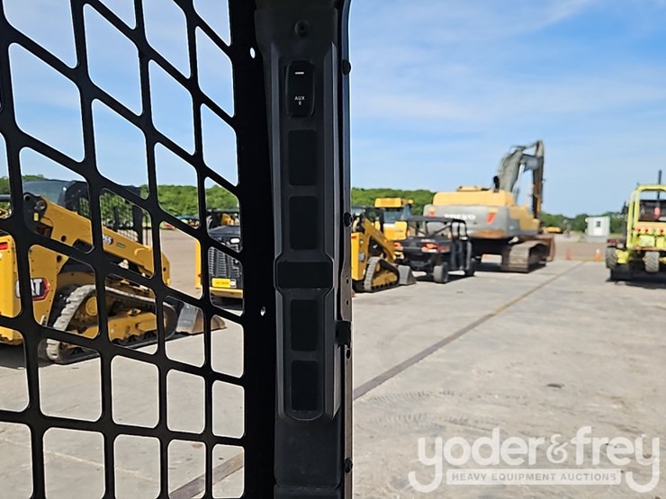 2025-caterpillar-255-image-29