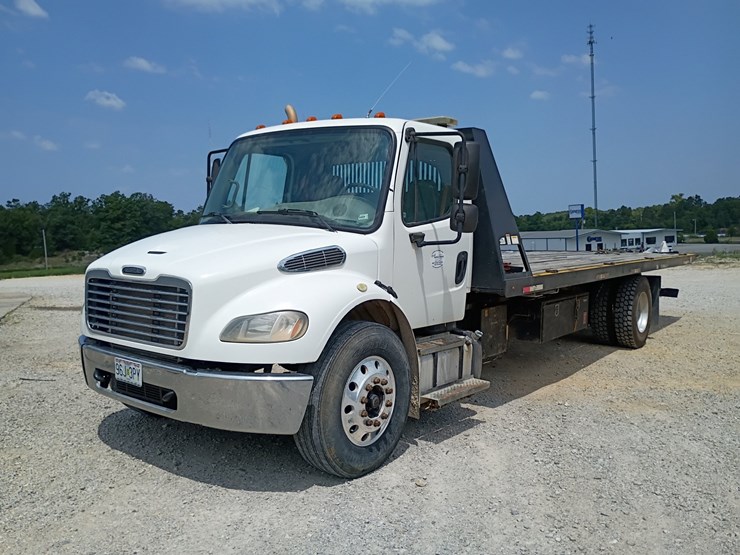 2013-freightliner-m2-106-image-1