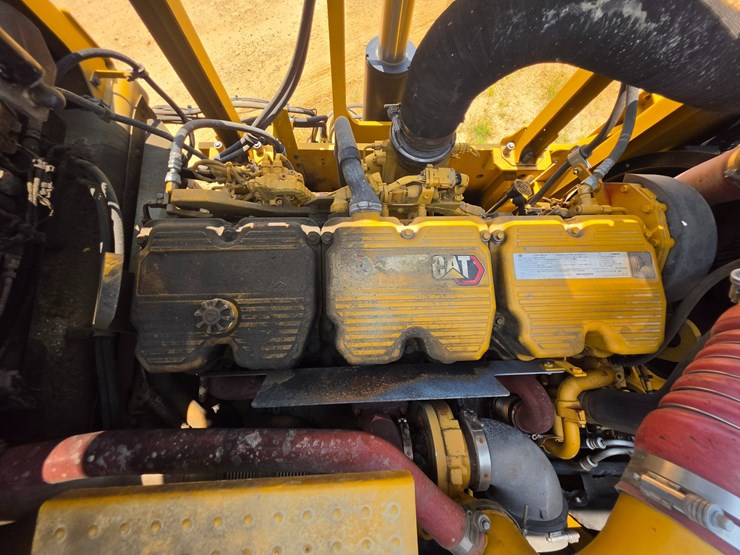 2023-caterpillar-374-image-19
