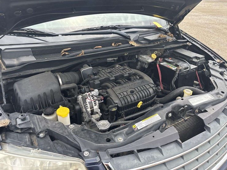 2010-chrysler-town-&-country-image-18