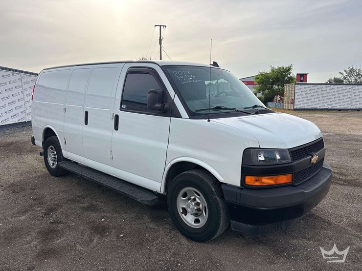 2019-chevrolet-express-2500-image-2