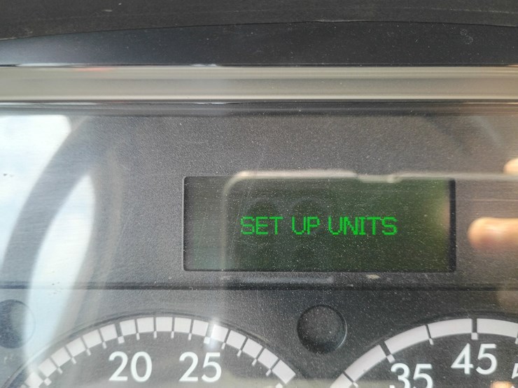 2013-freightliner-m2-106-image-73