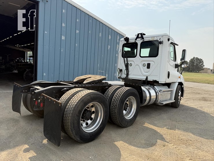 2013-freightliner-cascadia-113-image-3