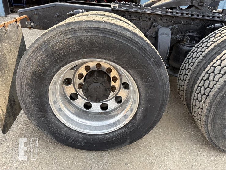 2013-freightliner-cascadia-113-image-22