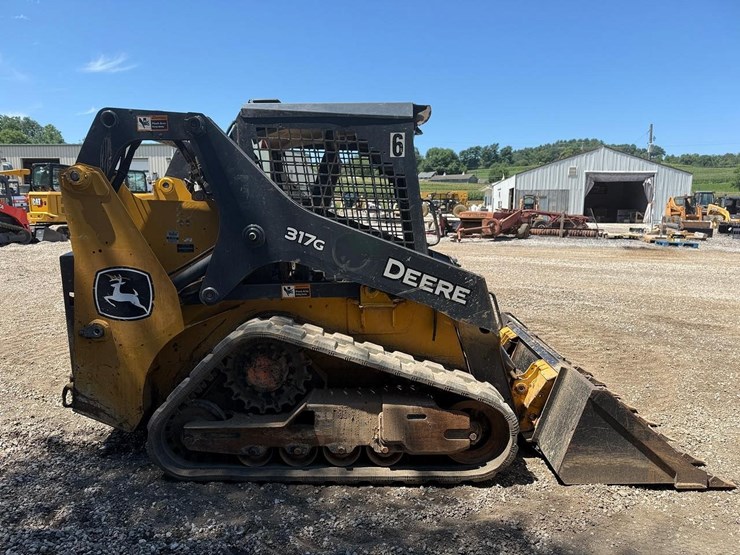 2021-deere-317g-image-5