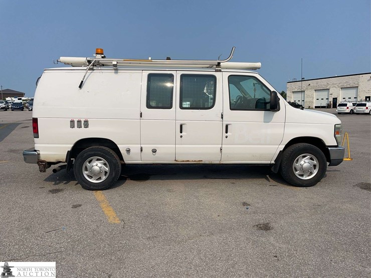 2011-ford-cargo-image-4
