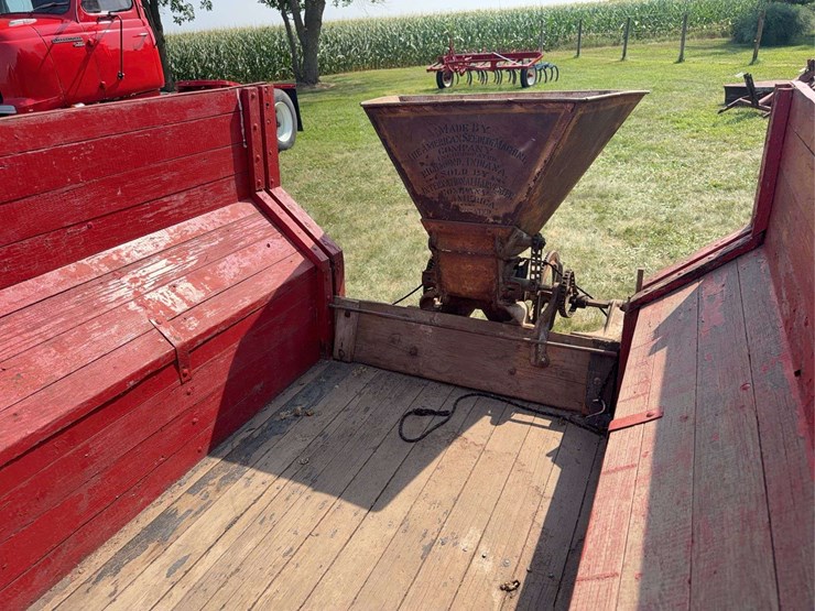 flare-box-wagon-with-hoosier-spreader-image-23