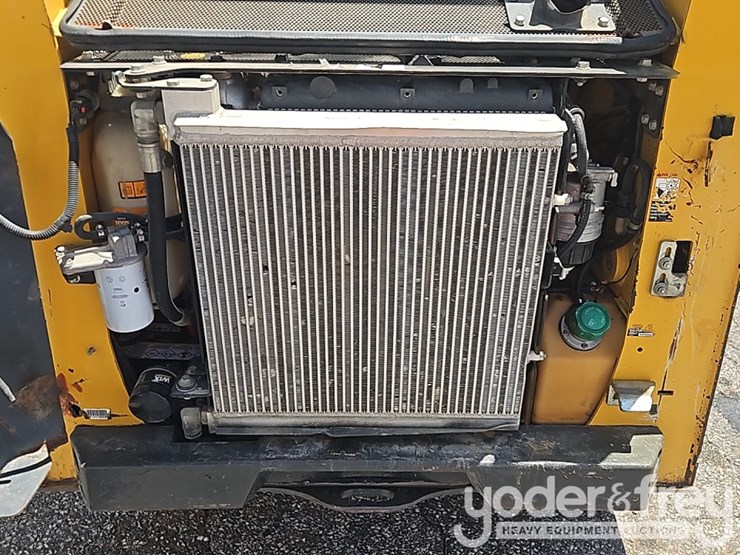 2019-deere-317g-image-22
