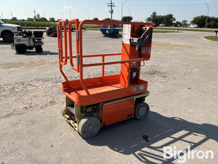 2017-jlg-1230es-image-5