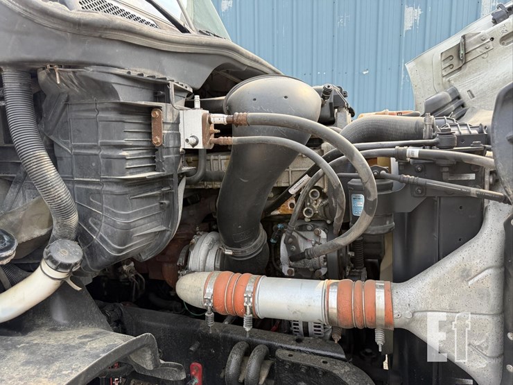 2013-freightliner-cascadia-113-image-47