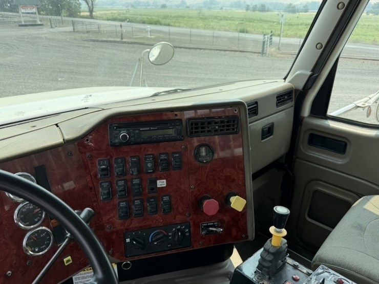 2004-international-5500i-t/a-truck-tractor-image-36