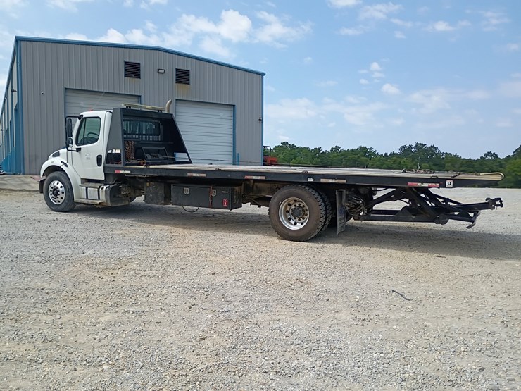 2013-freightliner-m2-106-image-4