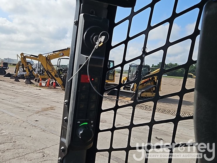 2025-caterpillar-255-image-29