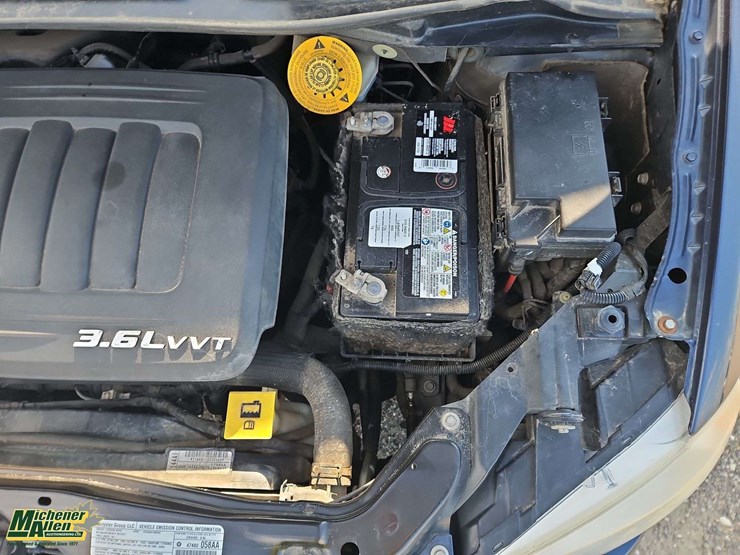 2014-chrysler-town-&-country-image-34