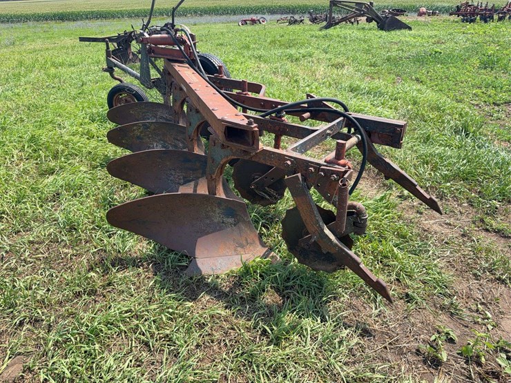 mccormick-deering-412-four-bottom-14”-fast-hitch-mold-board-plow-image-2